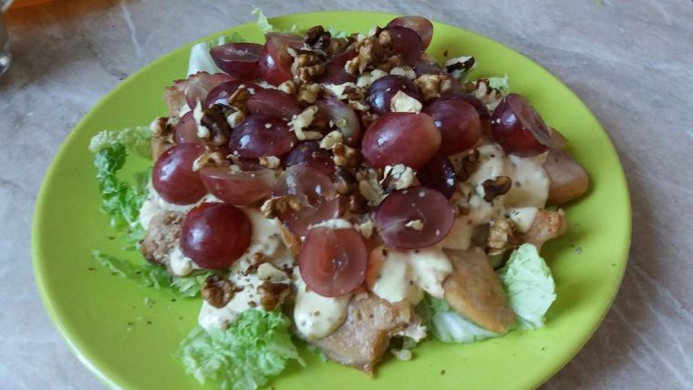 Салат с курицей и виноградом