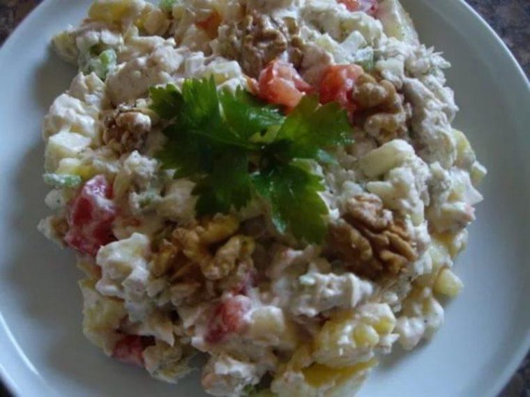 Салат с курицей и орехами Салат с курицей и орехами