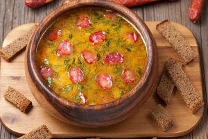 Острый суп с охотничьими колбасками и томатной пастой