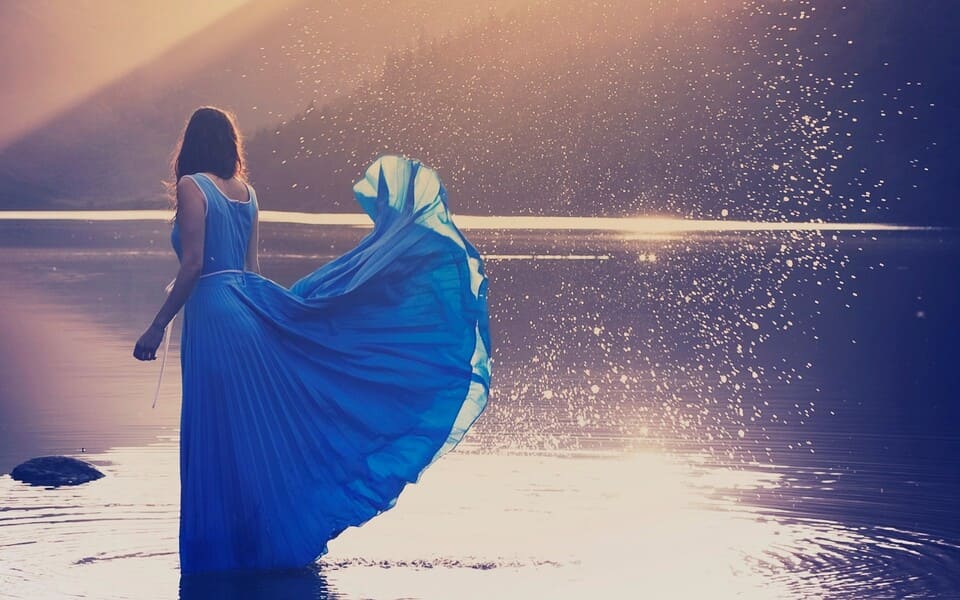 Девушка в синем платье 