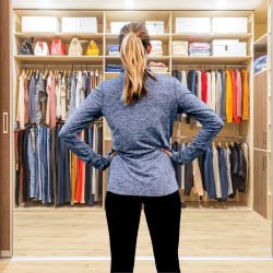Как навести порядок в шкафу с одеждой