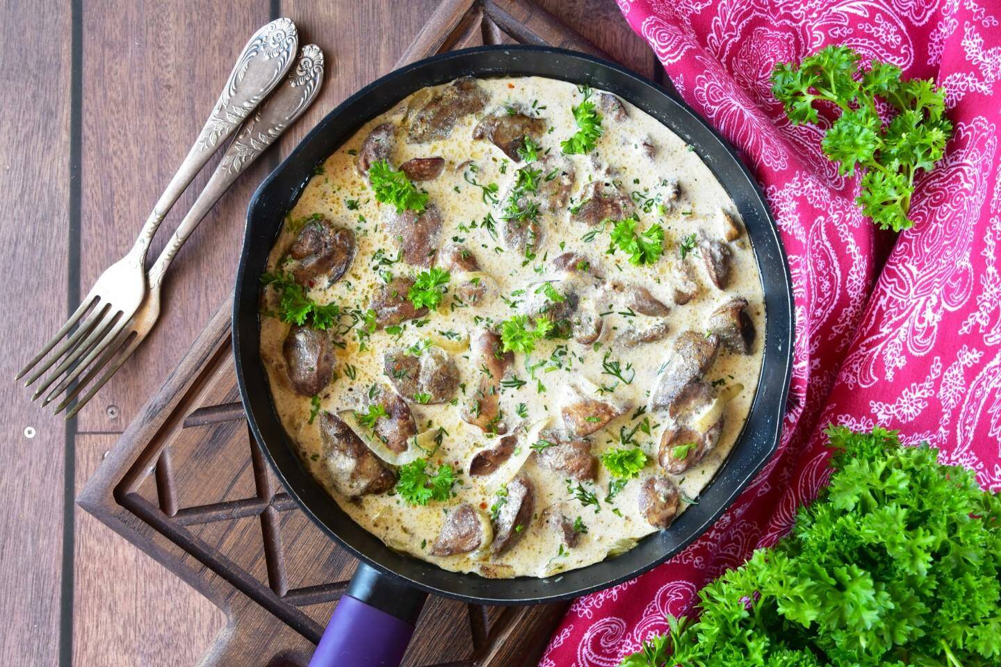 Как приготовить вкусную куриную печень в сливочном соусе: простой рецепт
