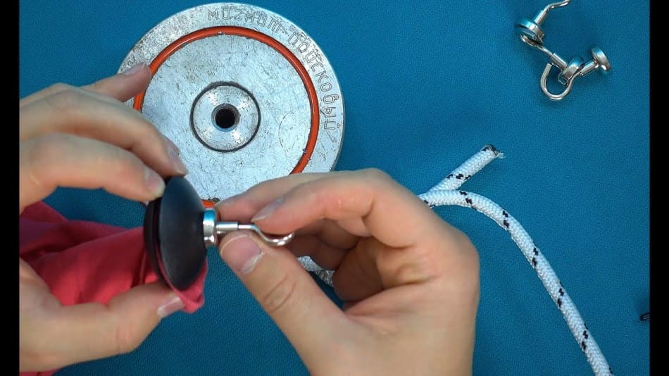 Как снять магнитную клипсу