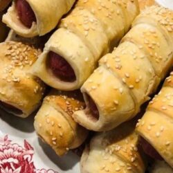 Сосиски, запеченные в слоеном тесте: быстро и вкусно
