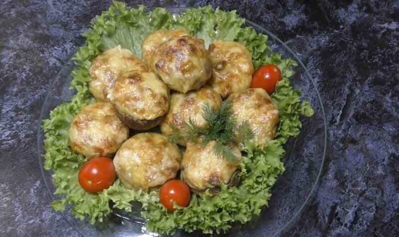 Запеченные шампиньоны в духовке, фаршированные курицей и сыром