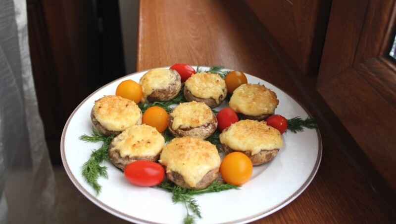 Фаршированные шампиньоны в духовке с сыром и чесноком