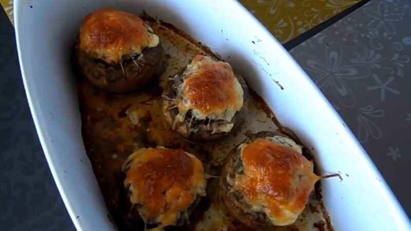 Сочные шампиньоны, фаршированные мясом и сыром — запекаем в духовке
