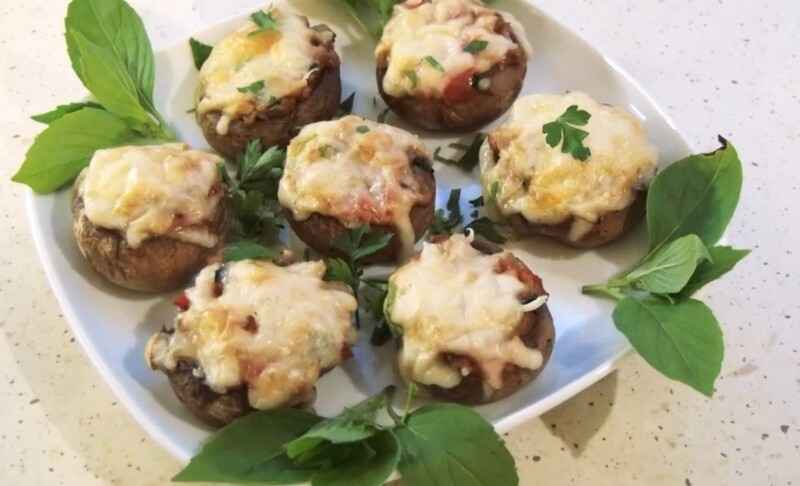 Грибы шампиньоны, фаршированные помидорами и сыром в духовке