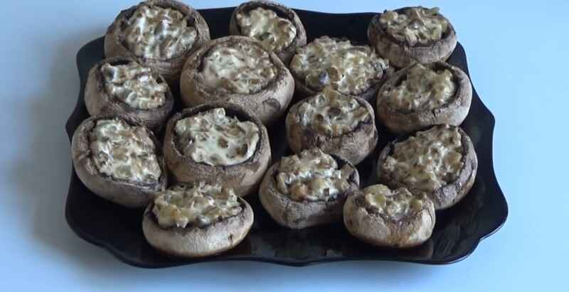 Фаршированные шампиньоны с адыгейским сыром и сметаной в духовке