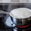 как отмыть пригоревшее молоко от кастрюли