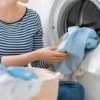 Как вывести пятно от чая на белой и цветной одежде