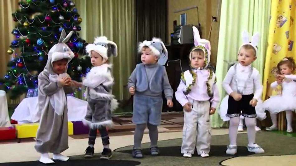 Зайчик — популярная роль для мальчика на новогоднем утреннике.