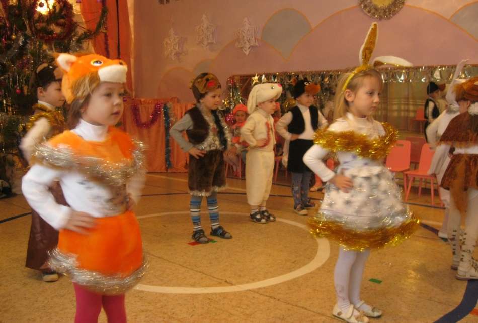 Малыши на утреннике танцуют и поют песни.
