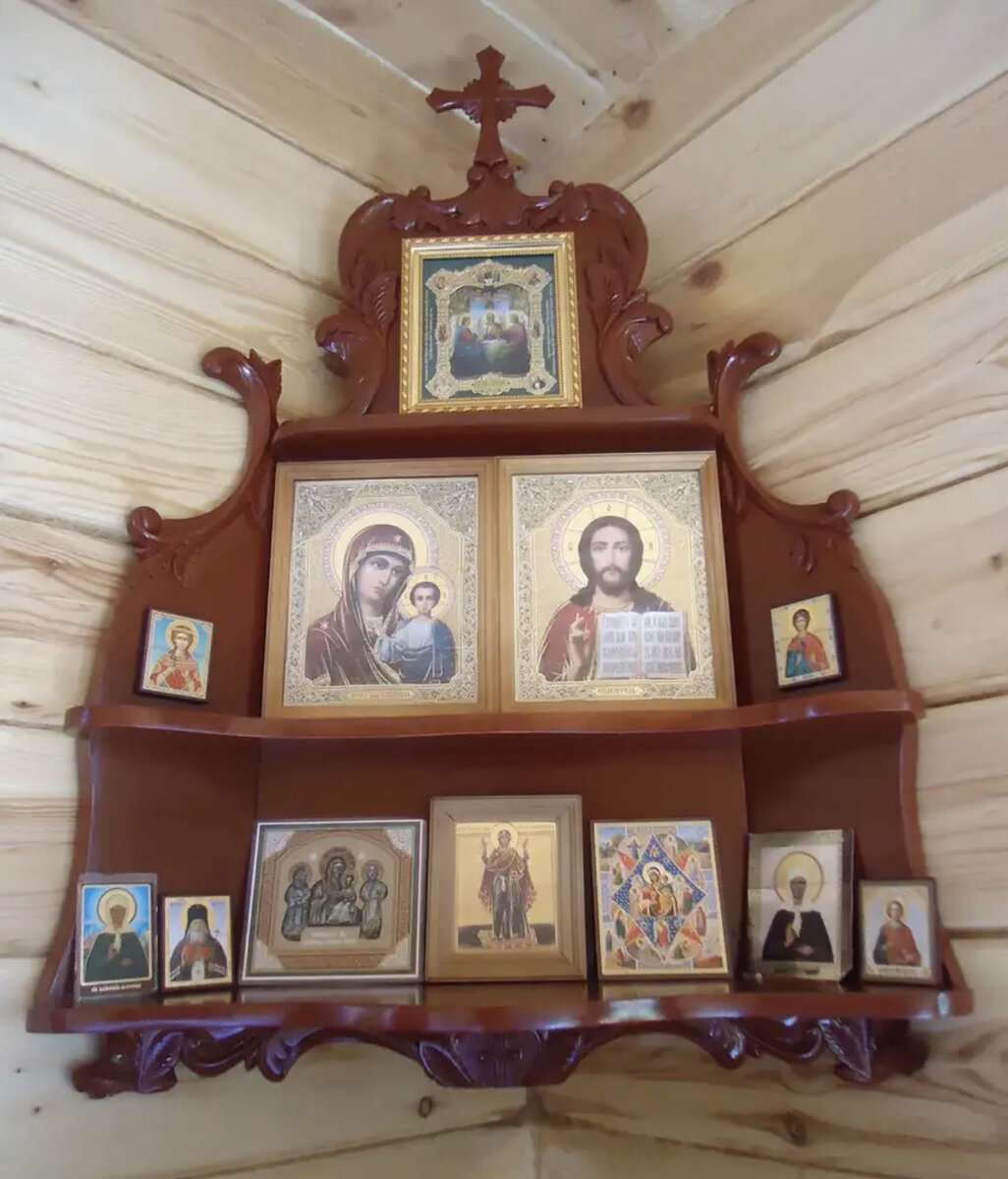 Куда вешать иконы в доме