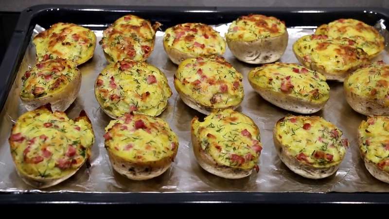 Запеченный картофель с начинкой из бекона и сыра