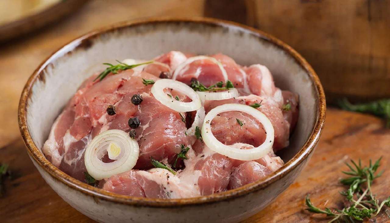 Сырое маринованное мясо в миске